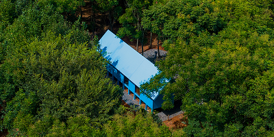 Small house lost in Hubei forest looks like a toy
